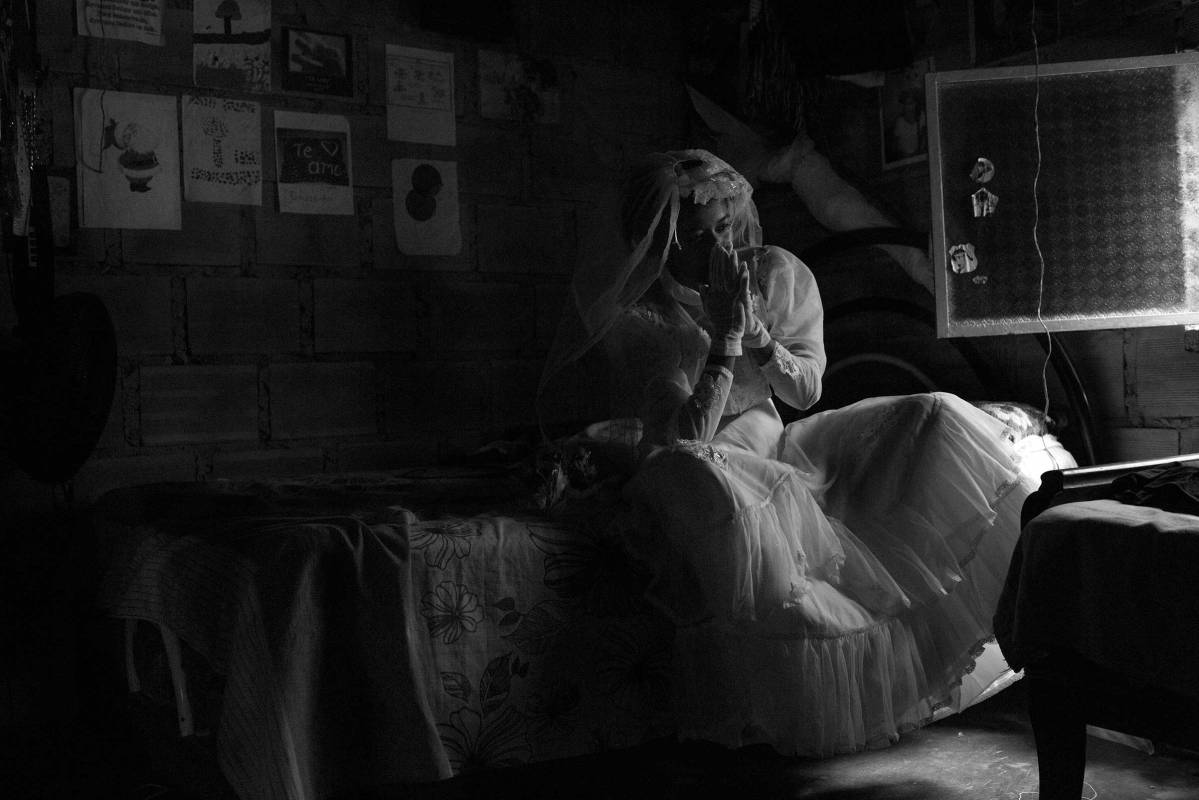 Ximena, daughter of Marcela and Ferney, tries on her mother’s wedding dress. She feels the unease and crises of a young woman who wants to get married but not lose her freedom. Savannahs of San Luis de Palenque, Casanare State, Orinoco Region, Colombia, 2015.