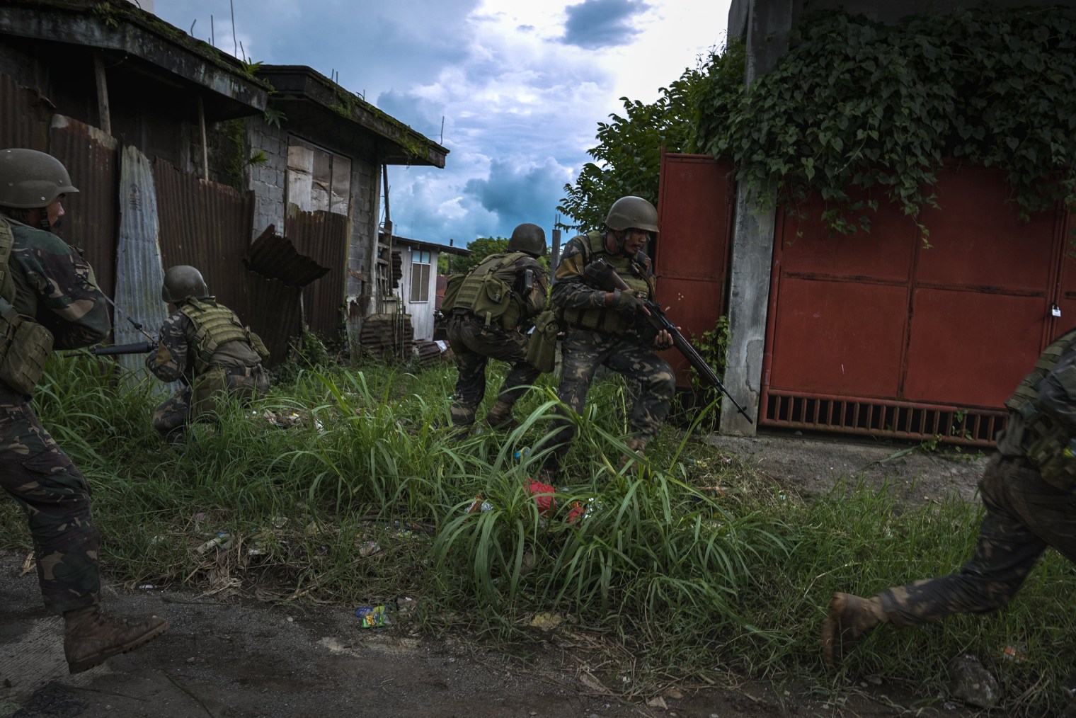 Soldiers take positions while evading sniper fire as they try to clear Marawi City of militants on May 25, 2017. Jes Aznar—Getty Images